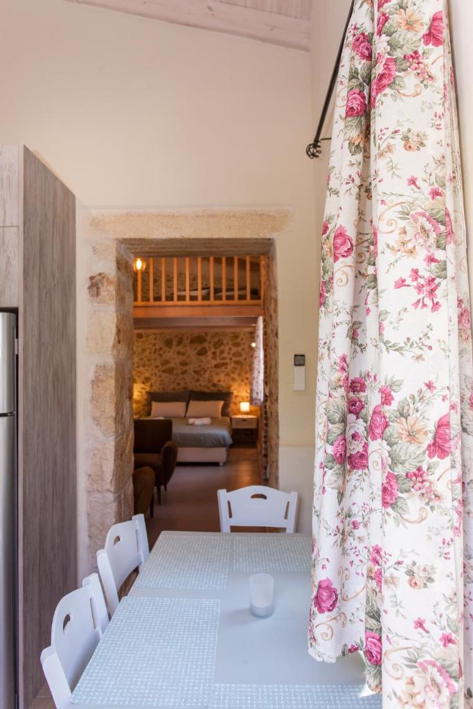 Casa Athelia: Traditional Home, Local Neighborhood 7