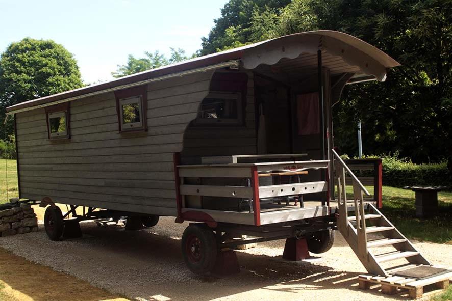 un mobile home avec toit sur une remorque dans l'établissement Belle Roulotte unique en pleine campagne Au Jardin de la Vouivre, à Saint-Vincent-en-Bresse