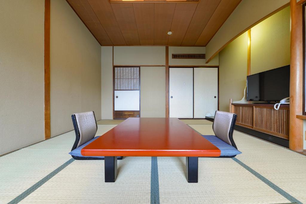 - une salle de conférence avec une table, des chaises et une télévision dans l'établissement Ooedo Onsen Monogatari Hotel Suiyotei, à Atami 37 autres photos
