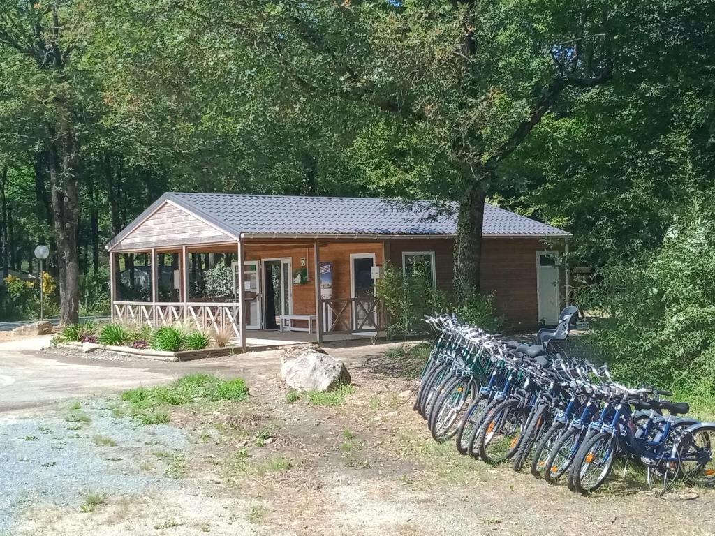 Vélo sur le terrain de l'établissement Camping Coeur de Vendée mobil home 6 personnes ou dans les environs