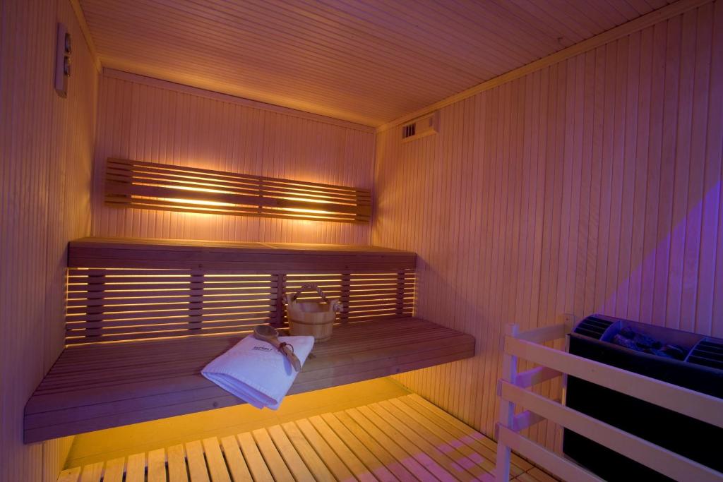 Cette chambre comprend un sauna et des toilettes. dans l'établissement Residence Eden & Spa, à Gabicce Mare 12 autres photos