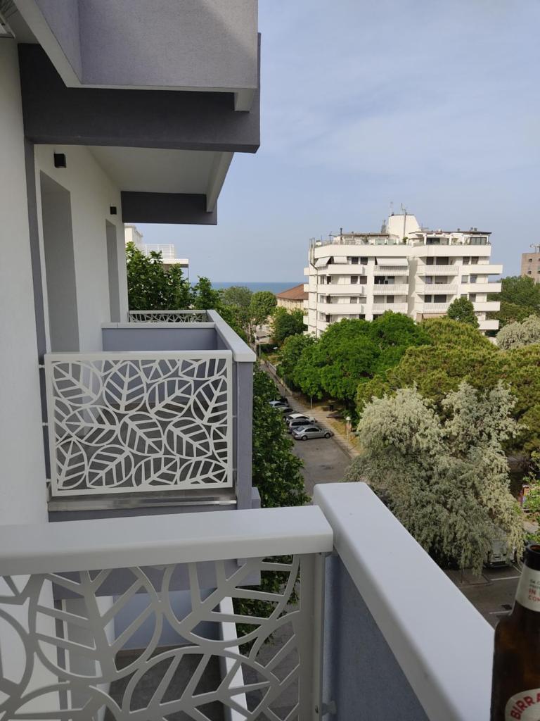un balcon avec vue sur une ville dans l'établissement Hotel Caravel Park, à Rimini
