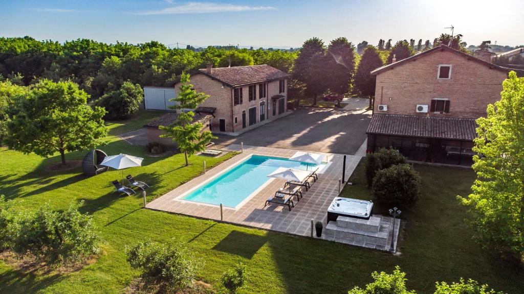 une vue aérienne d'une maison avec piscine dans l'établissement Casa delle Noci country house, pool & SPA, à Modène