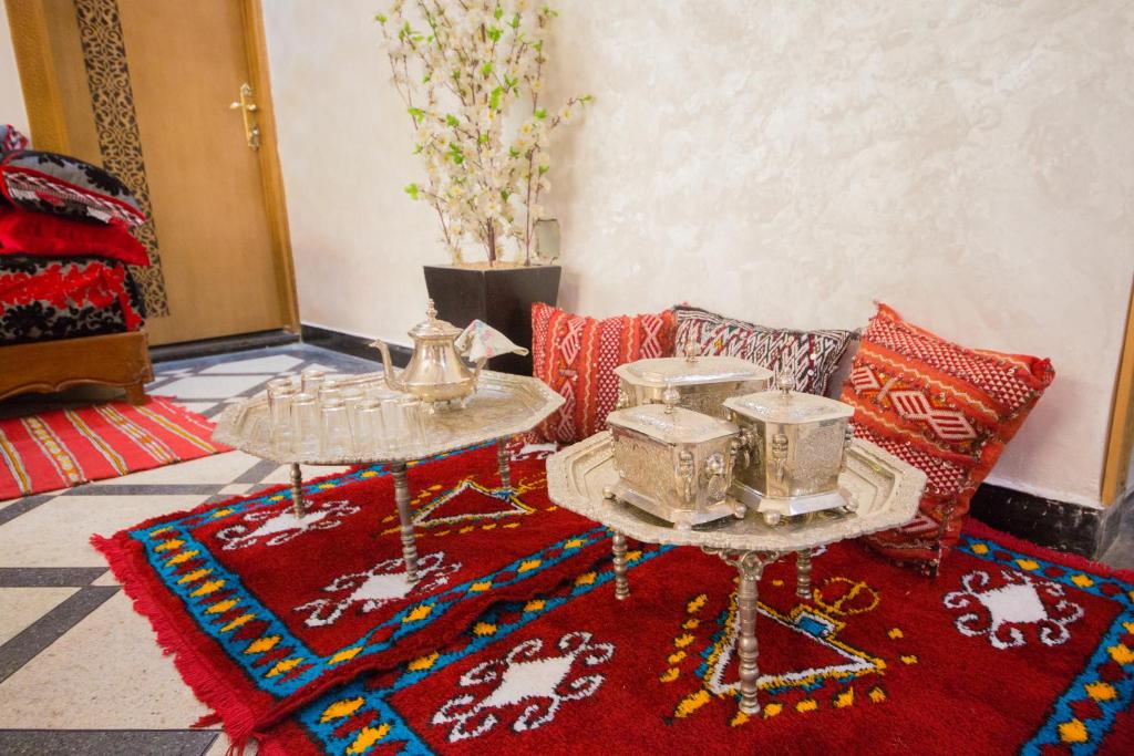 - un salon avec deux tables et un tapis dans l'établissement Riad Mahrez, à Fès