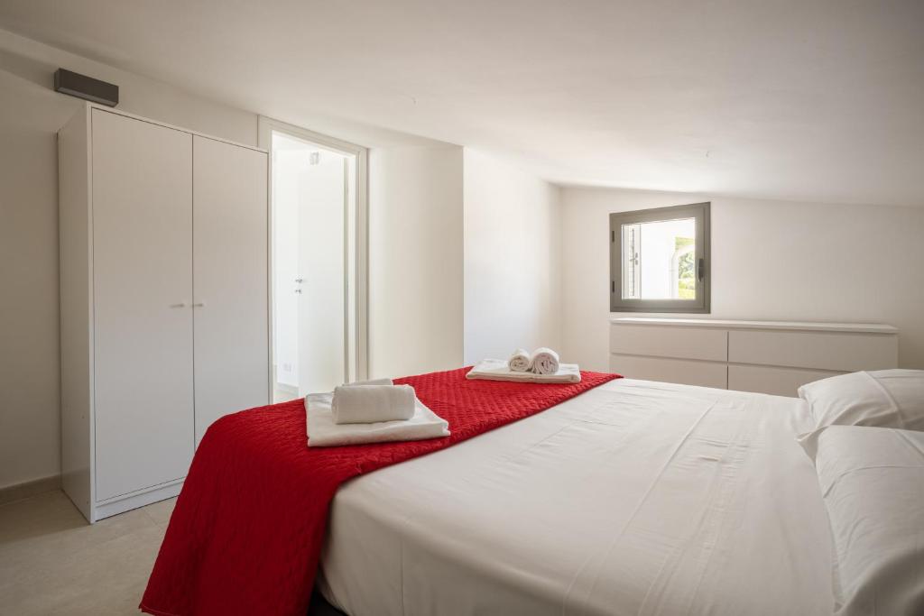 une chambre avec un grand lit blanc avec des serviettes dessus dans l'établissement Grande Villa privata con piscina a Scopello, à Castellammare del Golfo 31 autres photos