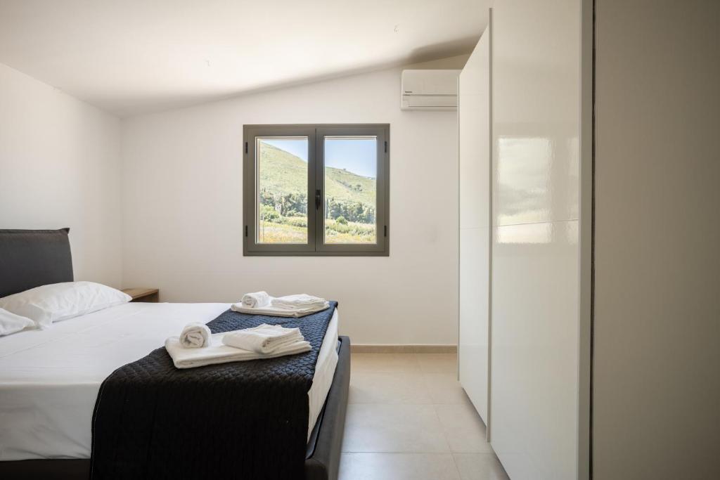 une chambre avec un lit avec deux serviettes dessus dans l'établissement Grande Villa privata con piscina a Scopello, à Castellammare del Golfo