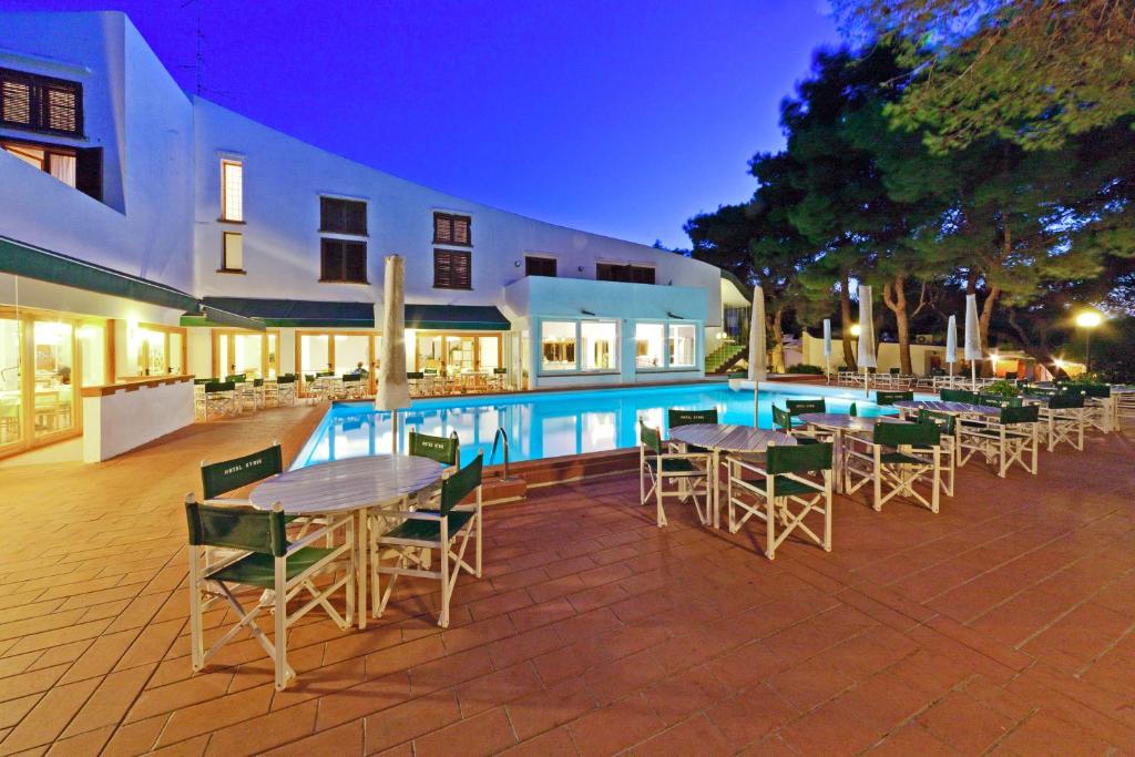 - une piscine avec des tables et des chaises à côté d'un bâtiment dans l'établissement Hotel Kyrie Isole Tremiti, à San Domino 29 autres photos
