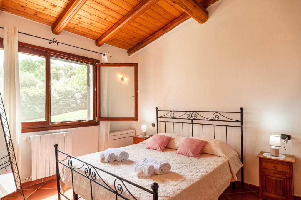 une chambre avec un lit avec deux serviettes dessus dans l'établissement [VILLA CON PISCINA] NELLE COLLINE DELLA GALLURA, à Arzachena 22 autres photos