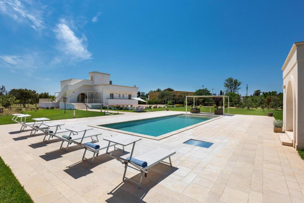 une villa avec piscine et une maison dans l'établissement Villa Donna Sofia by Perle di Puglia, à Alezio