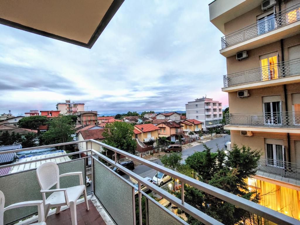 un balcon avec des chaises et une vue sur une ville dans l'établissement Hotel Ben Hur, à Cesenatico