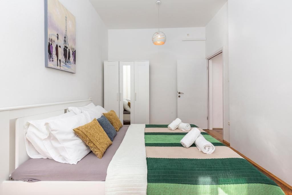 Apartment S with three rooms in the centar 2