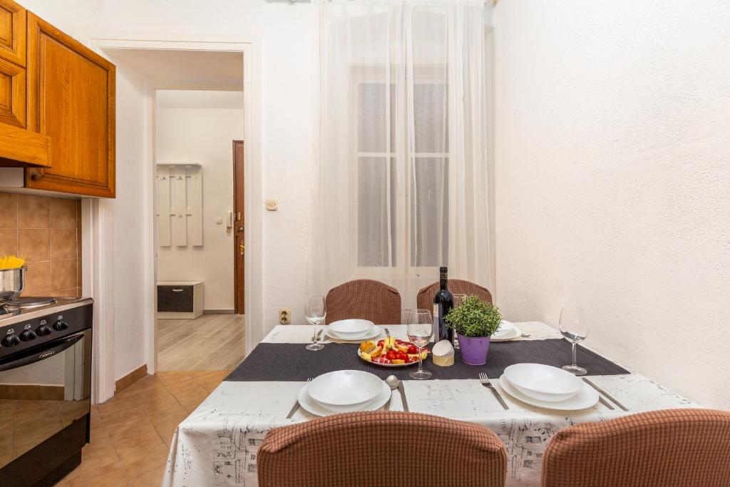 Apartment S with three rooms in the centar 8