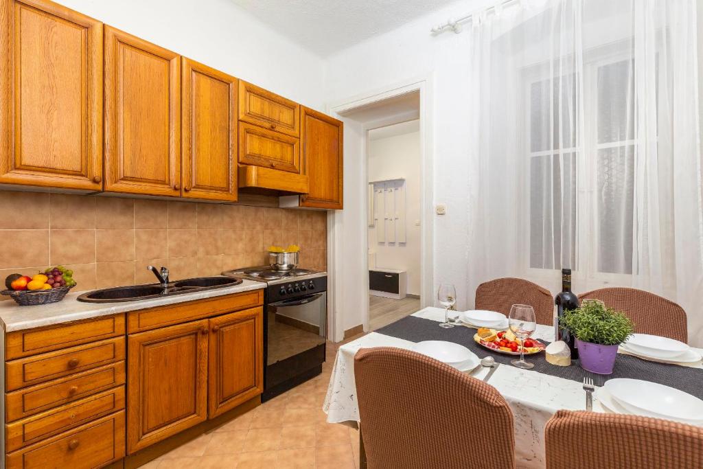 Apartment S with three rooms in the centar 4