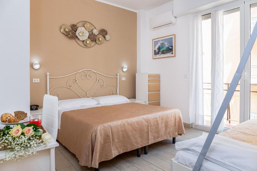une chambre d'hôtel avec deux lits et une fenêtre dans l'établissement Hotel Villa Lina, à Loano 45 autres photos