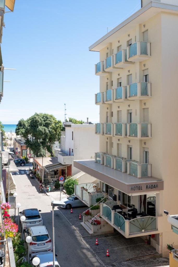 une vue d'un hôtel depuis la rue dans l'établissement Hotel Radar, à Rimini