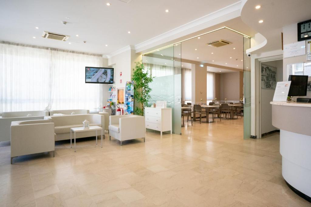 un magasin avec une salle d'attente munie de tables et de chaises dans l'établissement Hotel Radar, à Rimini