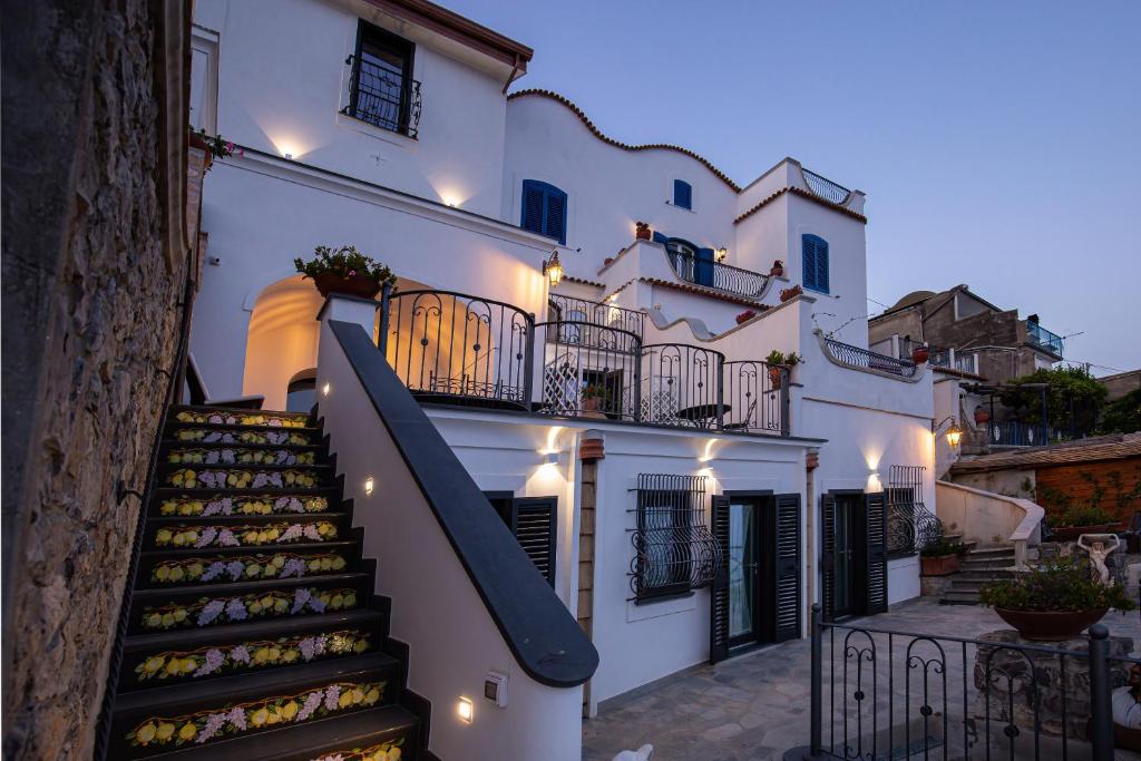 un bâtiment avec un toboggan sur son côté dans l'établissement Villa Primavera, à Furore