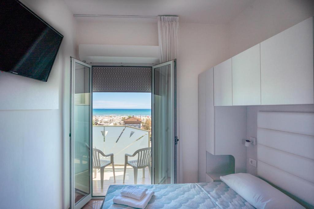 une chambre avec un lit et une vue sur un balcon dans l'établissement Hotel Radar, à Rimini 78 autres photos