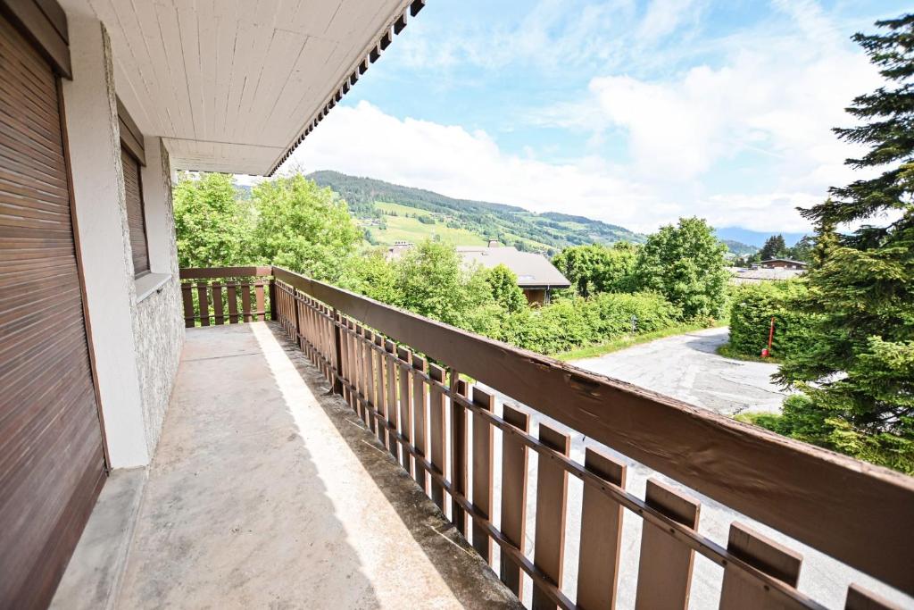 un balcon avec vue sur les montagnes dans l'établissement Charmant 50m avec BALCON à Megève !, à Megève