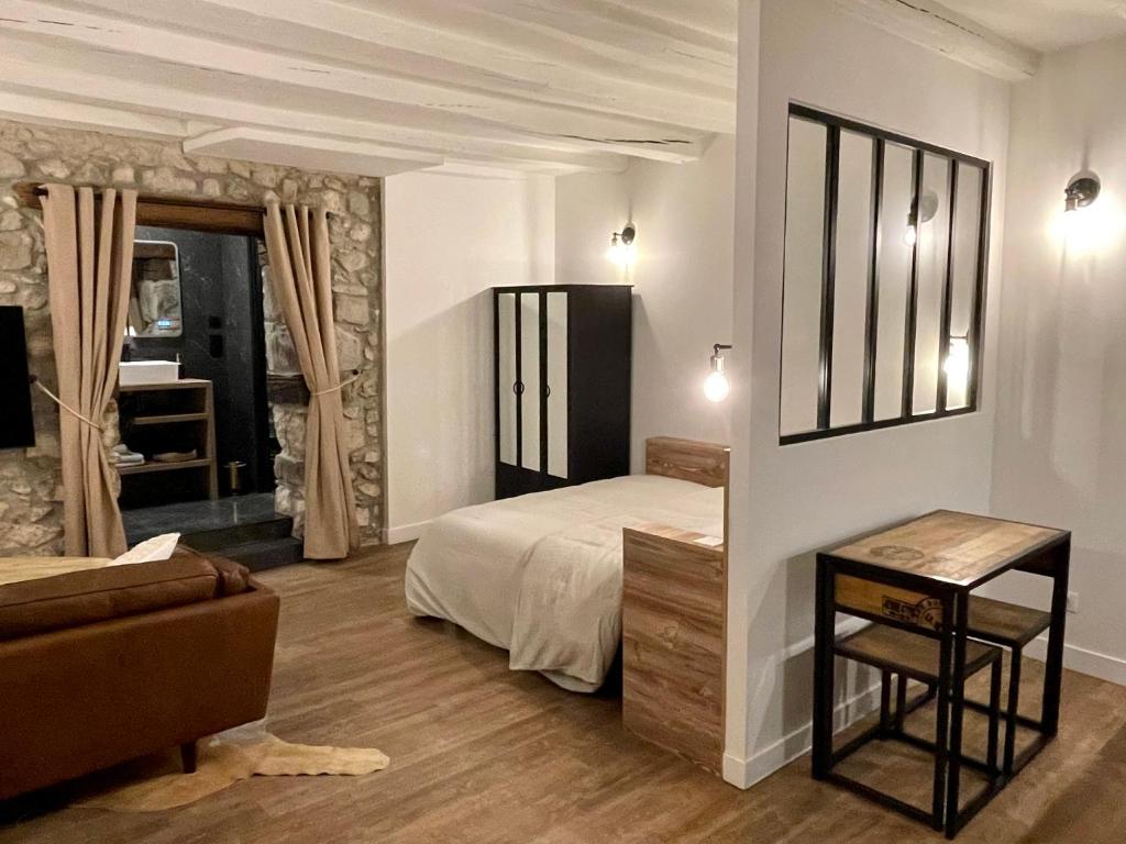 La loge de pierre au coeur de la vieille ville d Annecy 7