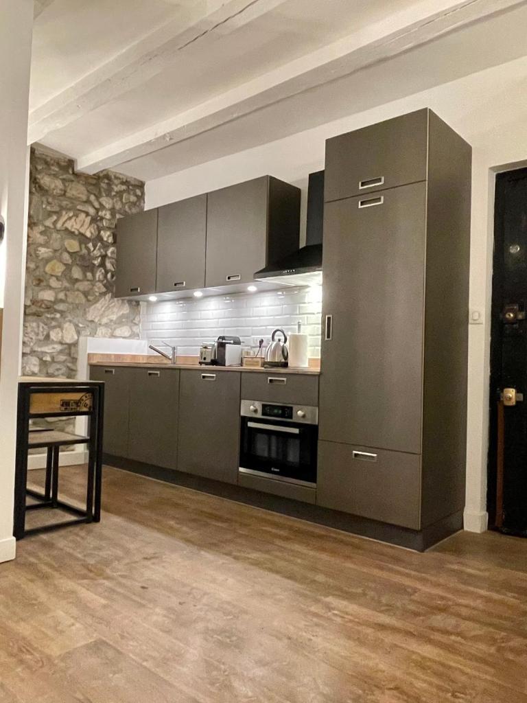 La loge de pierre au coeur de la vieille ville d Annecy 4