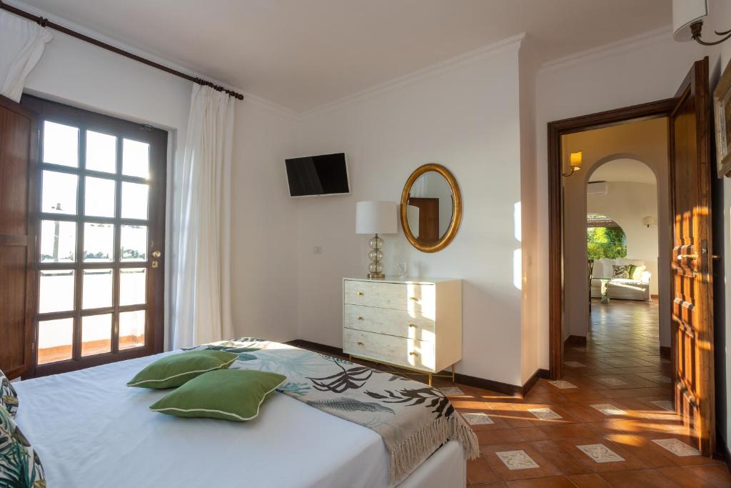 une chambre avec un grand lit et un miroir dans l'établissement Villa Aurora Pool & Fitness, à Anacapri 41 autres photos