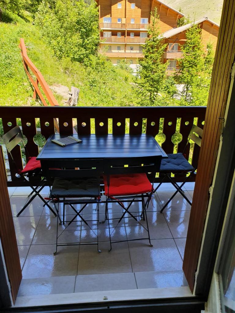 une table bleue et des chaises sur un balcon dans l'établissement studio moderne avec coin montagne la vallée blanche 2 La Foux d Allos, à La Foux