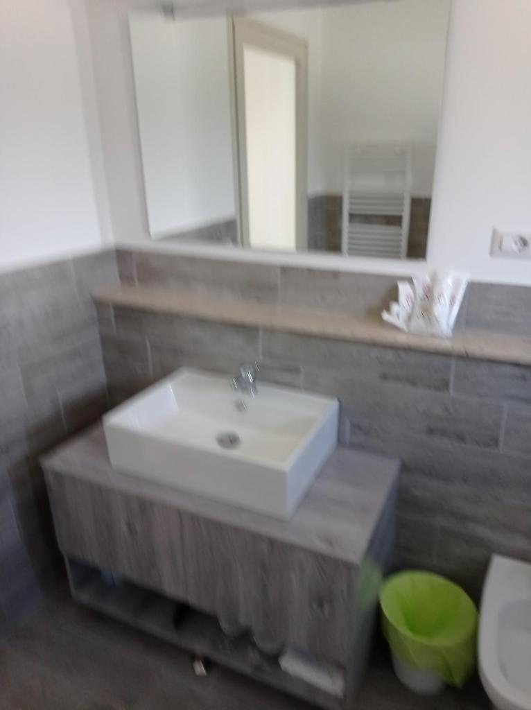 une salle de bain avec un lavabo blanc et un miroir dans l'établissement Tropical Suite, à Diamante 37 autres photos