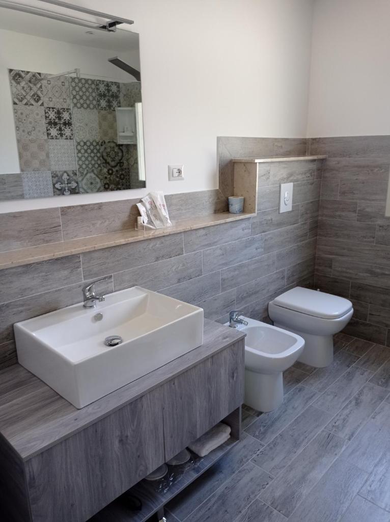 une salle de bain avec un lavabo blanc et des toilettes dans l'établissement Tropical Suite, à Diamante