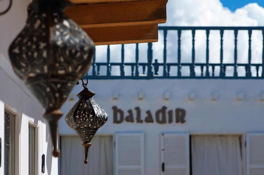 une paire de lumières décoratives suspendues à un bâtiment dans l'établissement Riad Baladin, à Essaouira