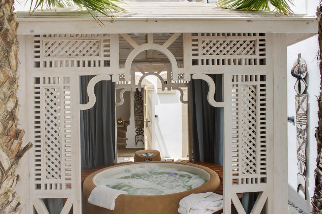 une salle de bains avec bain à remous dans l'établissement Riad Baladin, à Essaouira