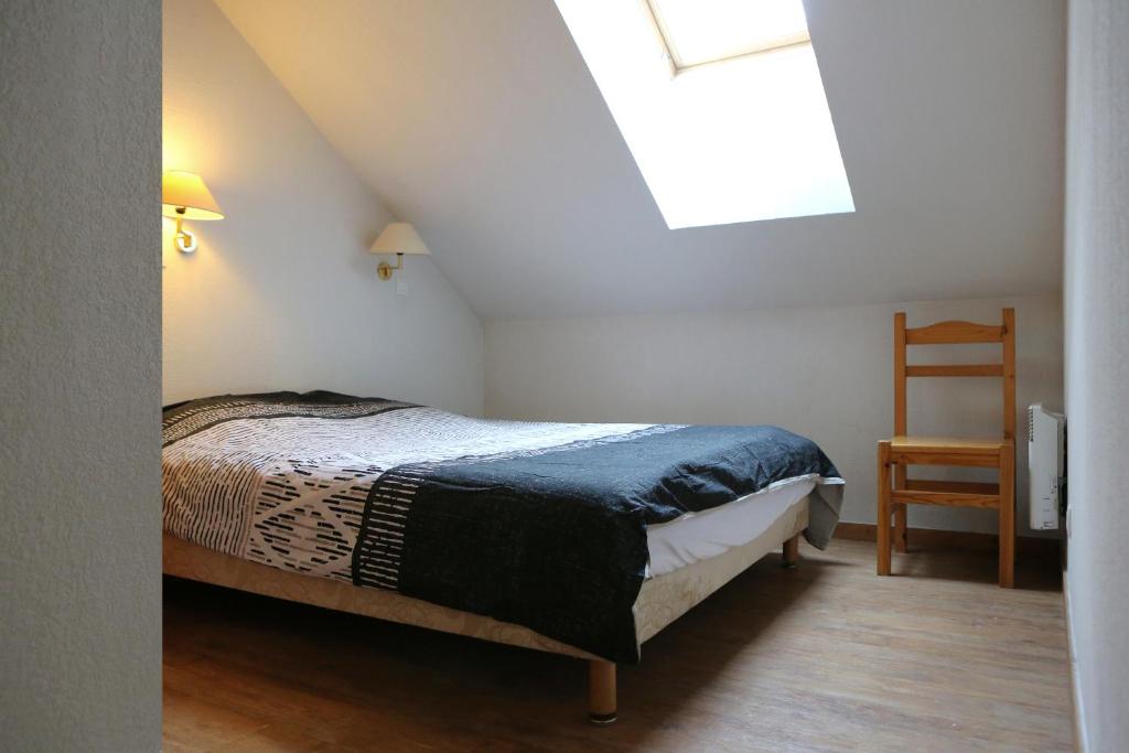 une chambre avec un lit et une lucarne dans l'établissement Saint-Gervais apartment next to Bettex ski lift, à Saint-Gervais-les-Bains