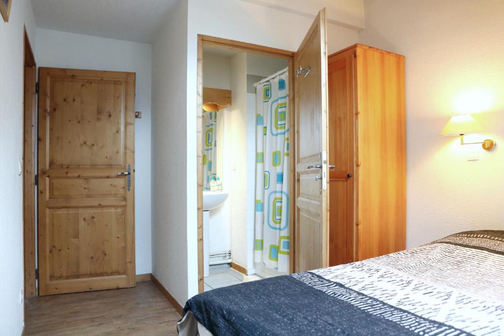 - une chambre avec un lit, un placard et une porte dans l'établissement Saint-Gervais apartment next to Bettex ski lift, à Saint-Gervais-les-Bains