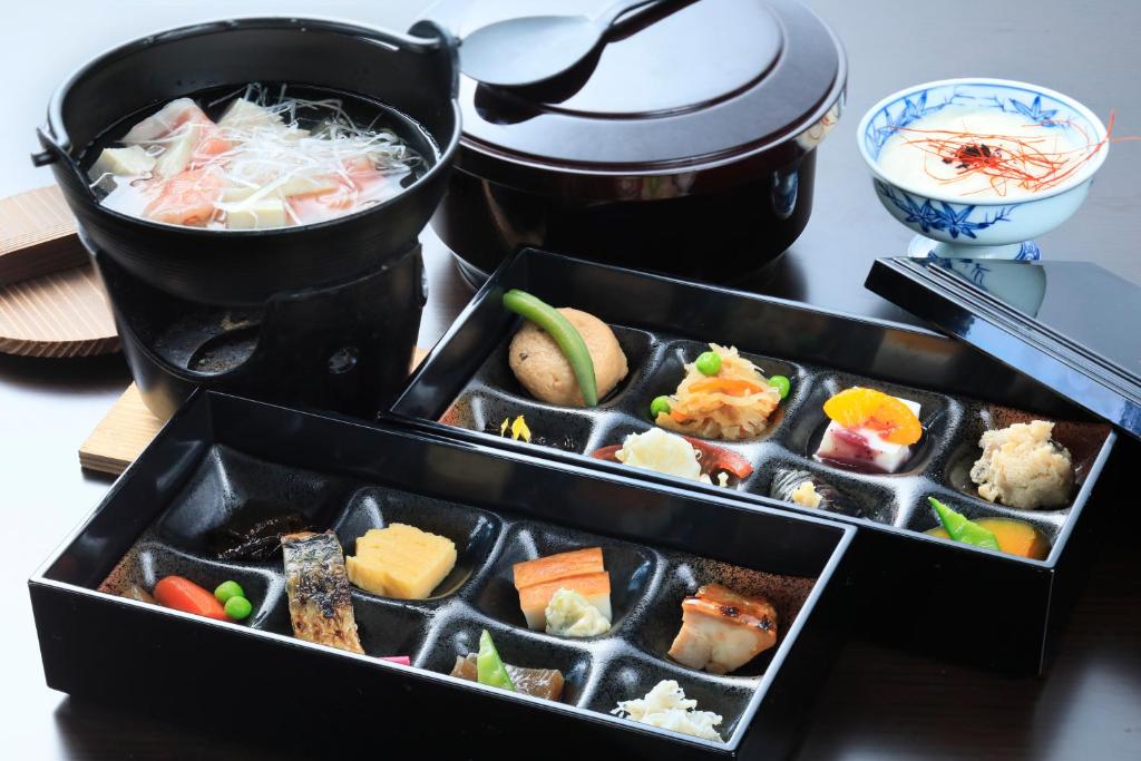 Deux plateaux de nourriture assis sur une table dans l'établissement Yutorelo-an, à Hakone