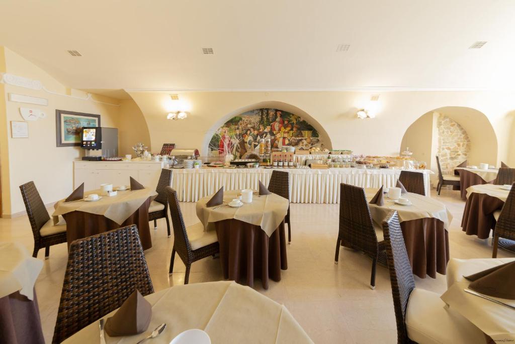 un restaurant avec des tables et des chaises et un bar dans l'établissement Hotel Seggio, à Vieste