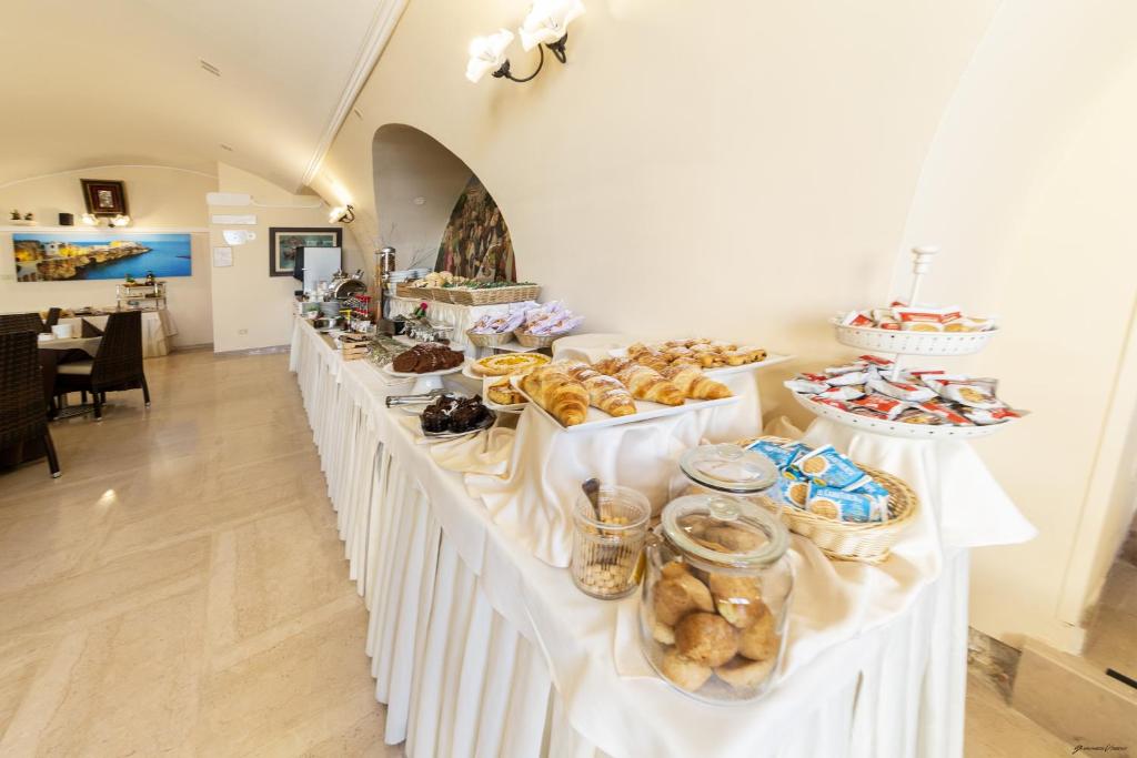 - un buffet composé de différents types de pain et de viennoiseries dans l'établissement Hotel Seggio, à Vieste