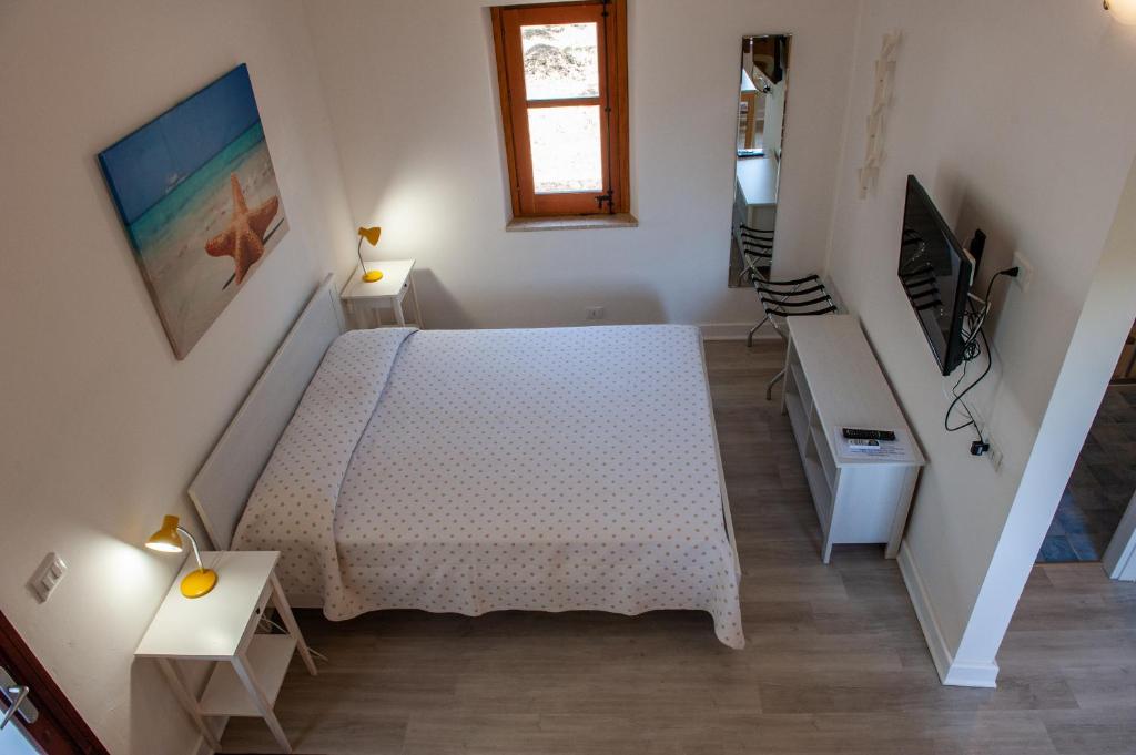 une chambre avec un lit et un escalier dans l'établissement Casale la Macina Residence Scopello, à Scopello