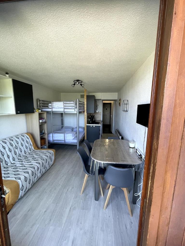 - un salon avec un lit et une table dans l'établissement Studio au pied des pistes avec balcon 4/6 pers, à Villarembert
