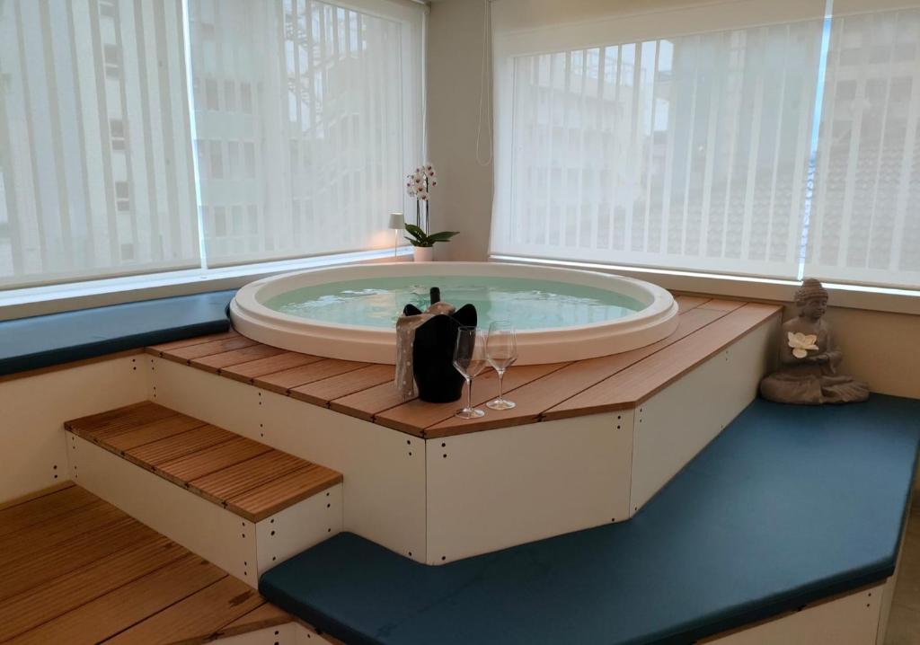 Cette chambre dispose d'un bain à remous et d'une grande fenêtre. dans l'établissement Almalux Jesolo Wellness & Spa 3 stelle superior, à Lido di Jesolo