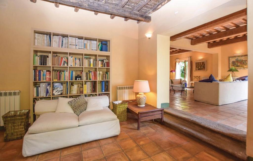 - un salon avec un canapé et des étagères dans l'établissement CountrY Side Chic Roma, à Rocca di Papa