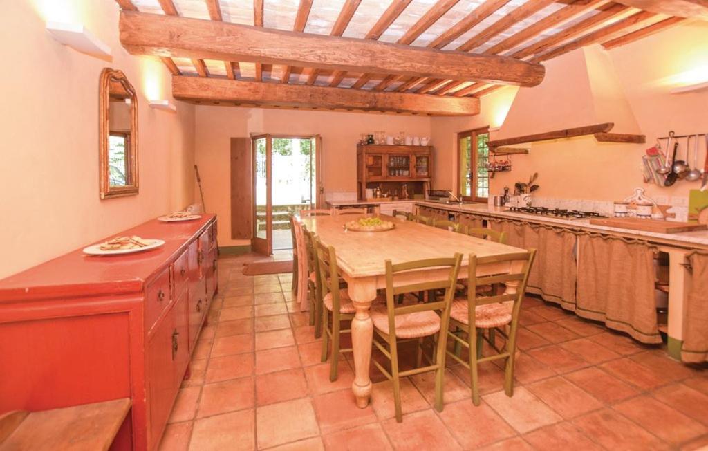 une grande cuisine avec une table et des chaises en bois dans l'établissement CountrY Side Chic Roma, à Rocca di Papa