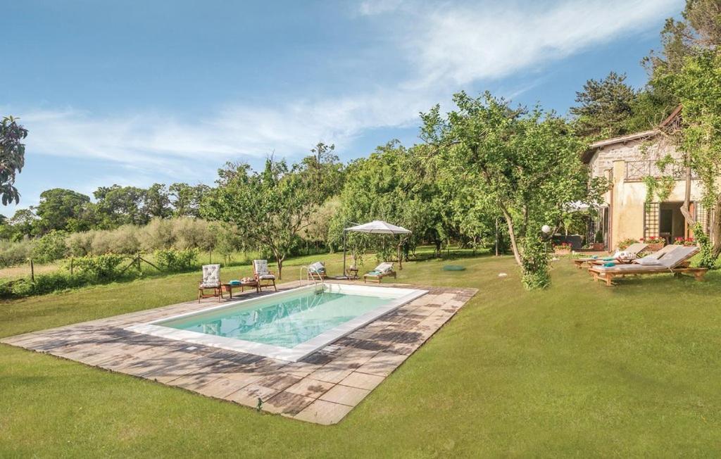 - une piscine dans une cour avec des chaises et une table dans l'établissement CountrY Side Chic Roma, à Rocca di Papa