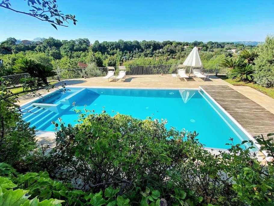 - une piscine dans une villa avec vue dans l'établissement Poggio in fiore, à Poggio Catino