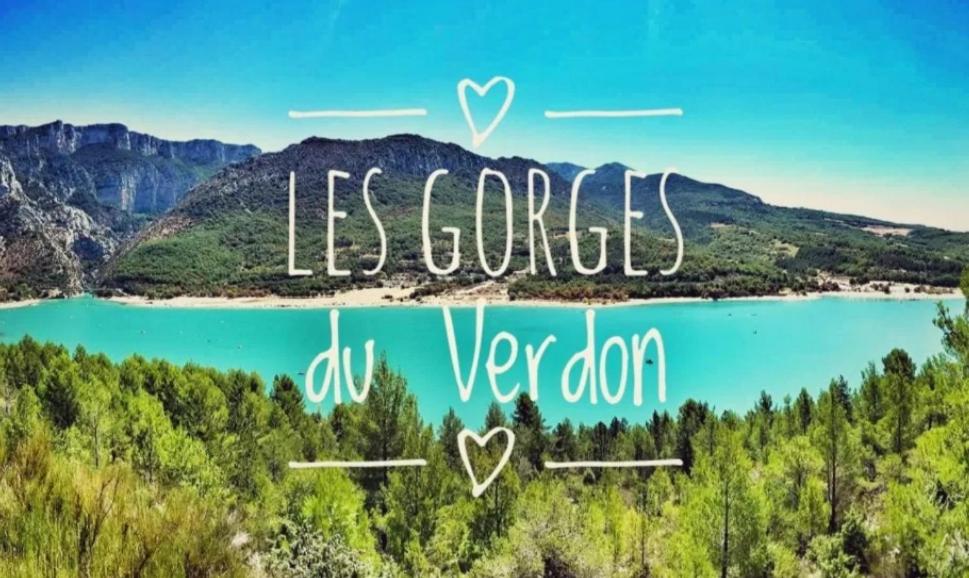 Une photo d'un lac avec les mots de ses objectifs sur la très doi dans l'établissement MOBIL HOME DÉTENTE 8 personnes, au Muy