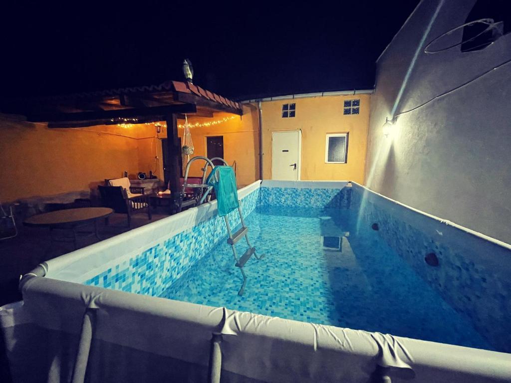 Casa El Arrabal, casa con chimenea, piscina y patio 8