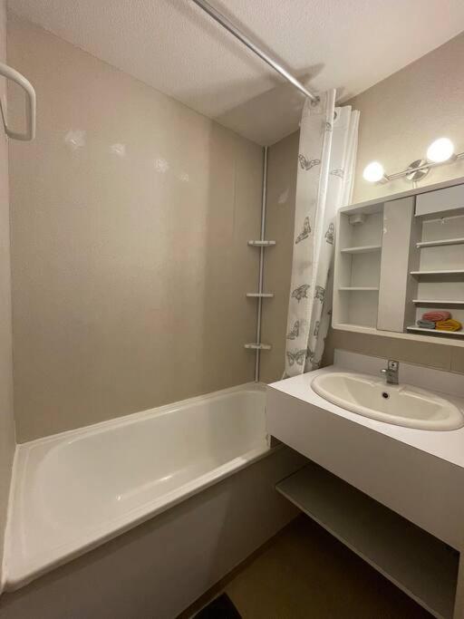 une salle de bain avec une baignoire et un lavabo dans l'établissement Appartement aux pieds des pistes - La Plagne Montalbert - Panorama 1350, à Aime La Plagne 15 autres photos