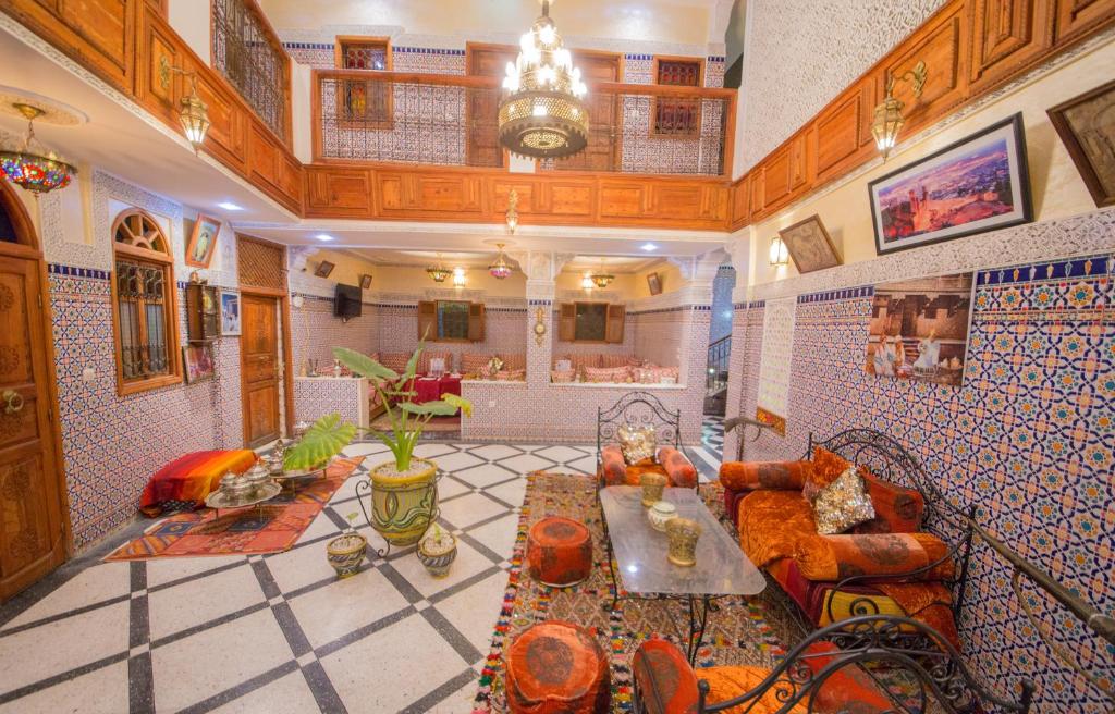 un salon avec un canapé et une table dans l'établissement Riad Haddaji Fes, à Fès