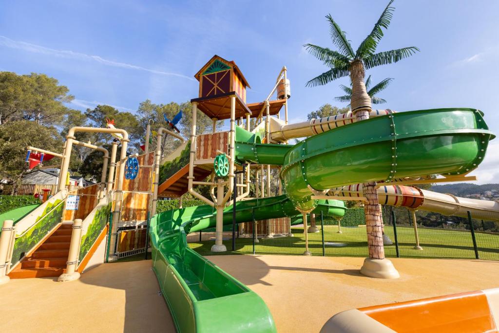- un parc aquatique avec un toboggan et un toboggan dans l'établissement Frantheor Fréjus 5 étoiles, à Fréjus