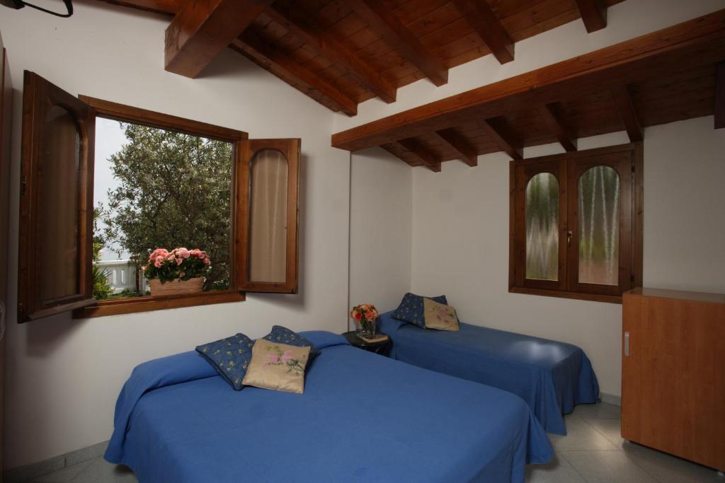 - 2 lits bleus dans une chambre avec fenêtre dans l'établissement VILLA GARUTI VILLAGE, à Padenghe sul Garda 70 autres photos