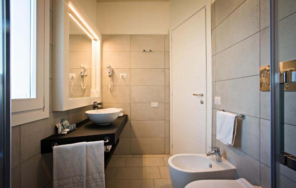 une salle de bain blanche avec un lavabo et des toilettes dans l'établissement Limone Beach Resort, à Castiadas